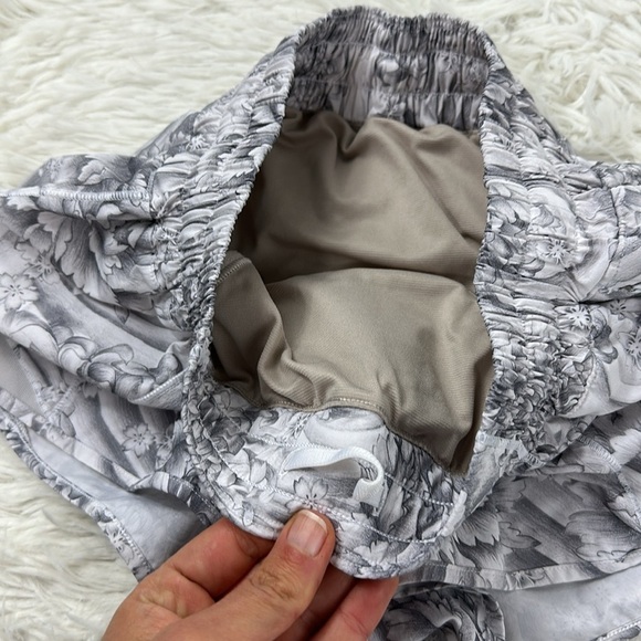 Lululemon Hotty Hot Short II *2.5" Mini Twine White Multi / White - Picture 2 of 5